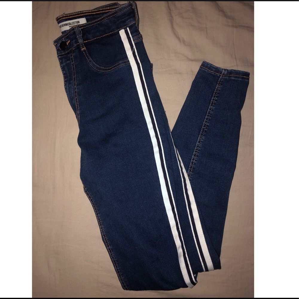 Highwaisted jeans with shite detailing